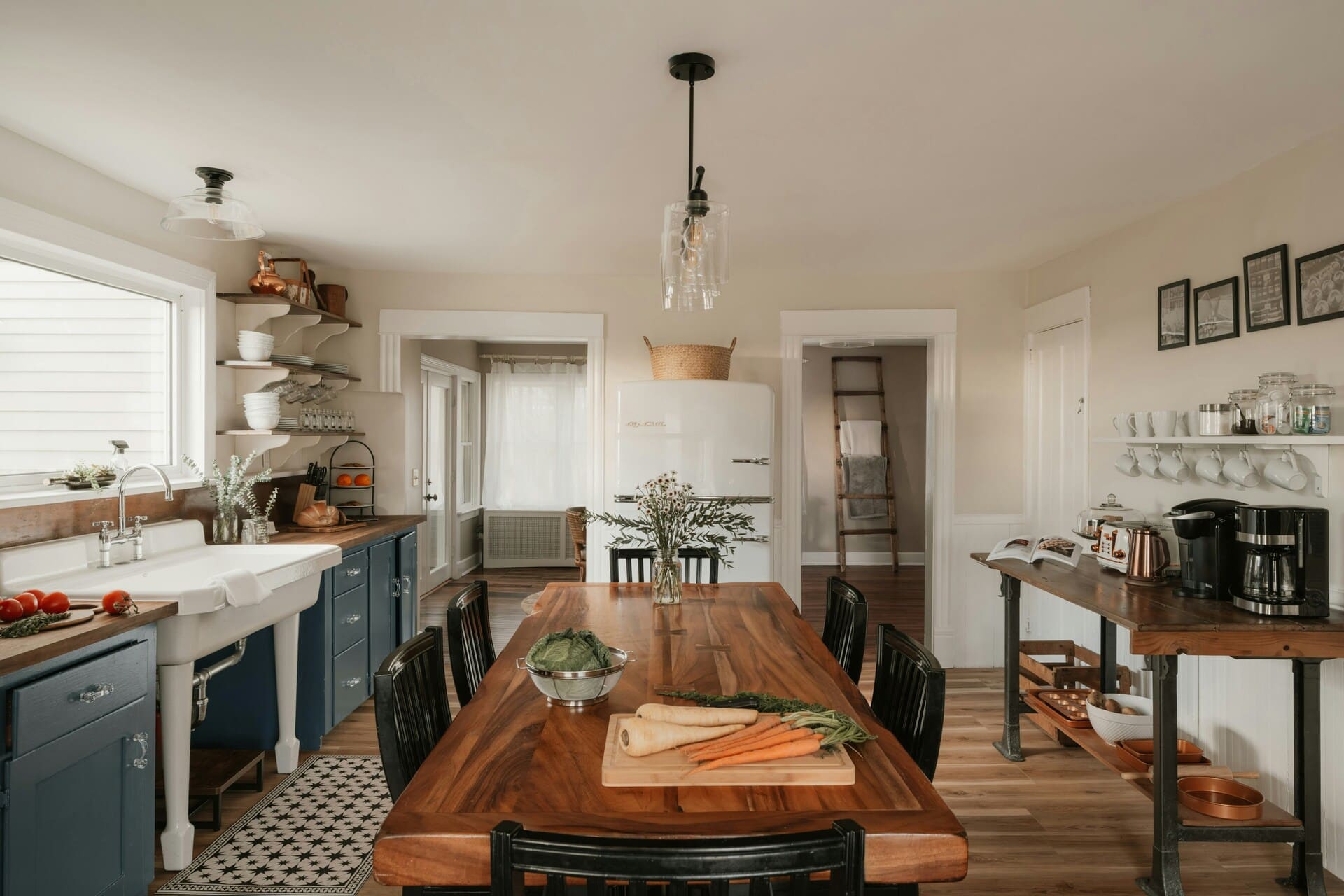 kuchnia styl modern farmhouse drewniany stół niebieskie szafki