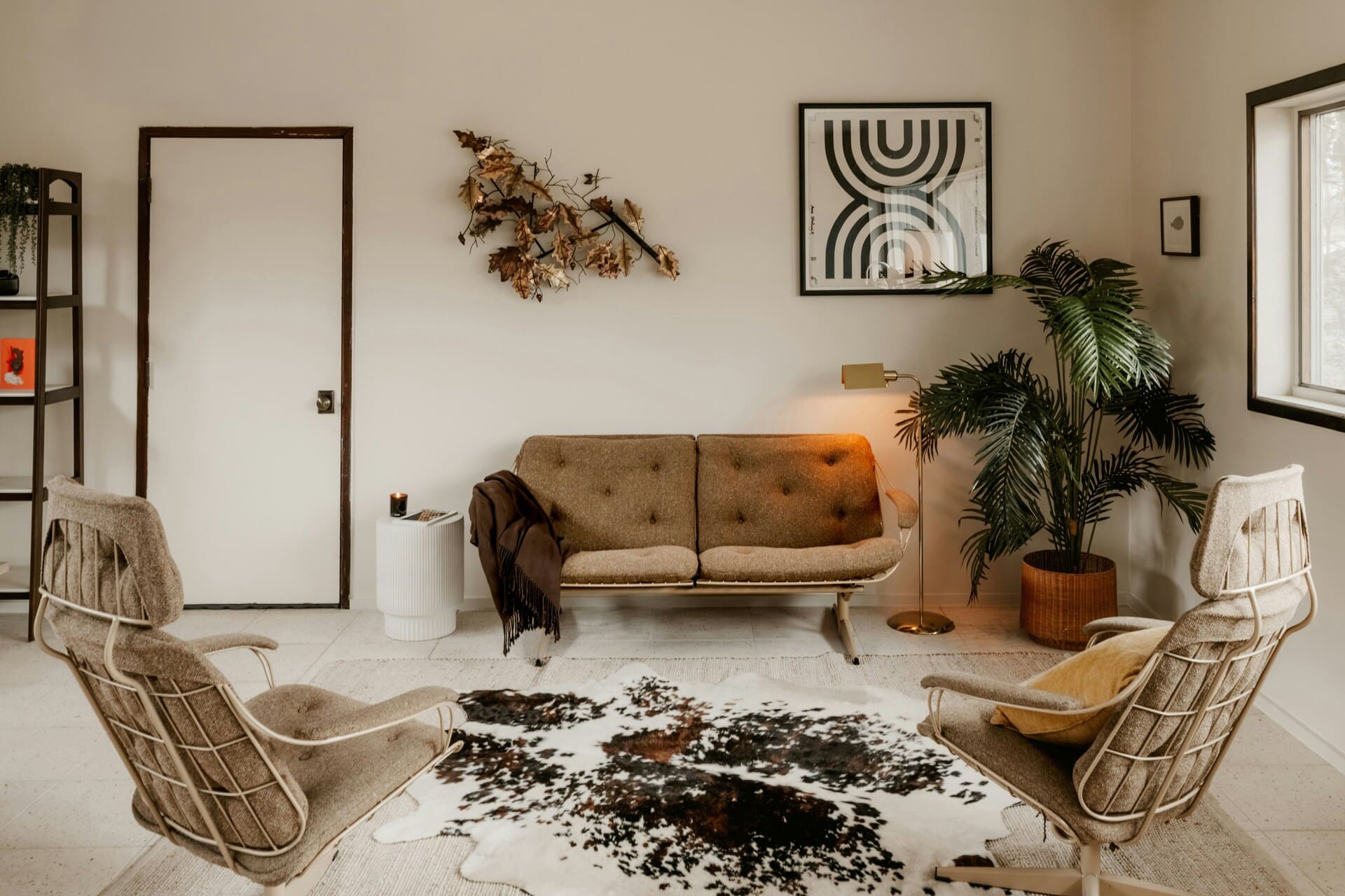salon z sofą fotelami roślina obraz dywan skandynawski design