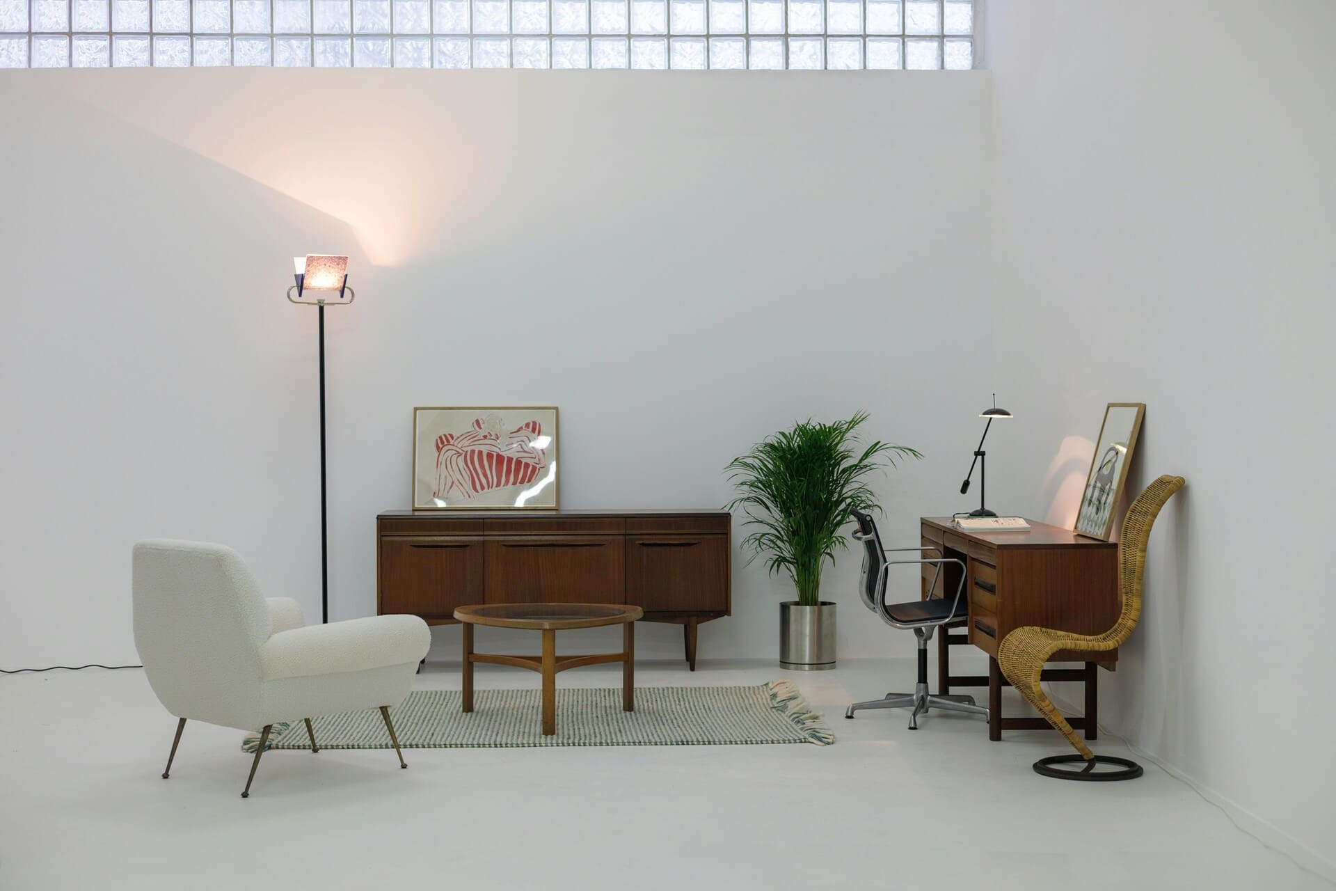 nowoczesny salon z meblami na nóżkach i lampą stojącą