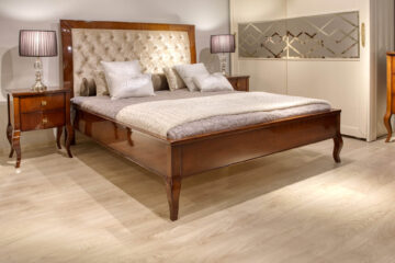 łóżko drewniane tapicerowane z szafkami i lampami nocnymi