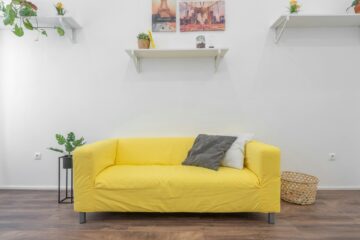 żółta sofa z poduszkami w nowoczesnym salonie