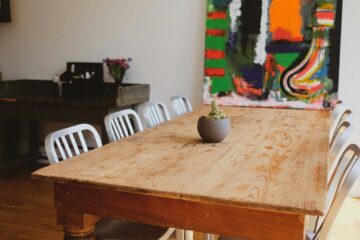 drewniany stół z krzesłami i doniczką z kaktusem