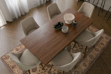 stół drewniany krzesła dywan dekoracje jadalnia okno