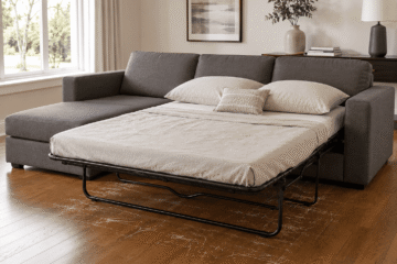 rozkładana sofa z metalowym stelażem i poduszkami
