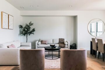 salon w stylu zen sofa fotele stół roślina obraz lustro drewniana podłoga