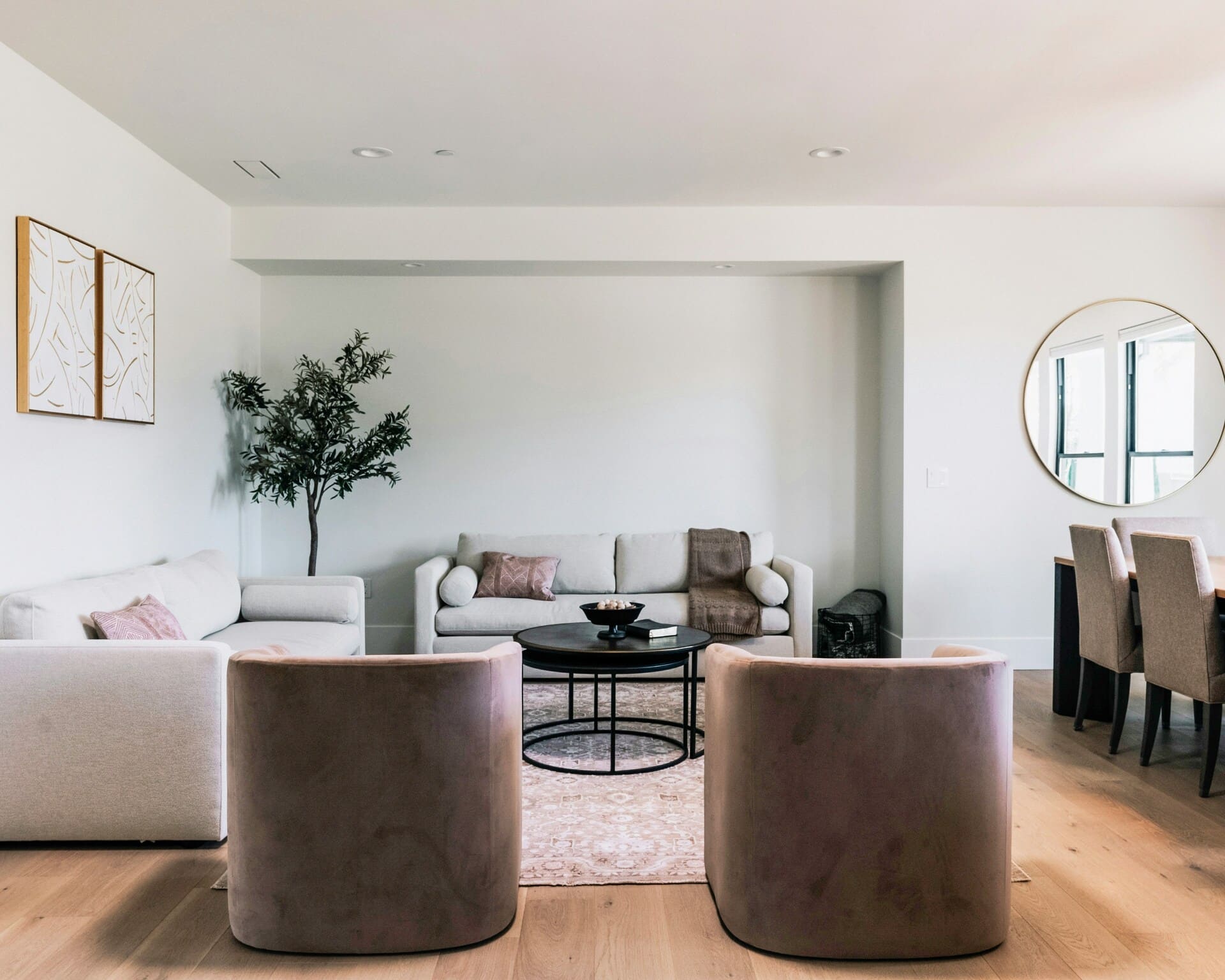 salon w stylu zen sofa fotele stół roślina obraz lustro drewniana podłoga